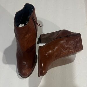 Stuart Weitzman Brown cognac soft Leather Ankle Booties side zipper minor flaw